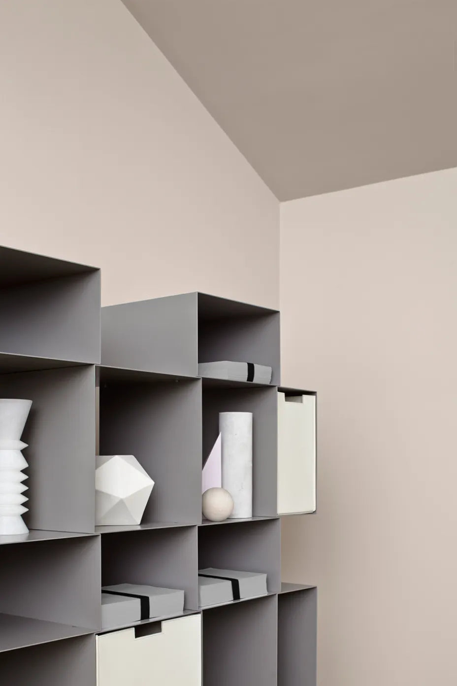 Eresia Bookcase